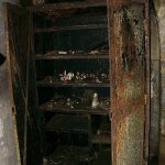 diverse Kleinteile in einem Stahlschrank