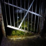 Unteres Ende eines Fahrstuhlschachtes mit Wasser gef&uuml;llt