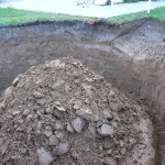 ein neuer Haufen Erde wartet auf den Abtransport