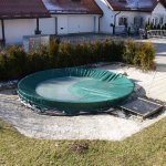 Der Winter geht zu Ende, aber es ist immer noch Eis auf der Abdeckplane, aber die Baustelle wartet